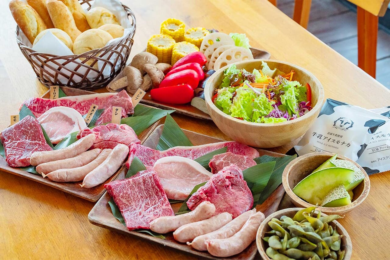 夕食：大満足のグランピングBBQ