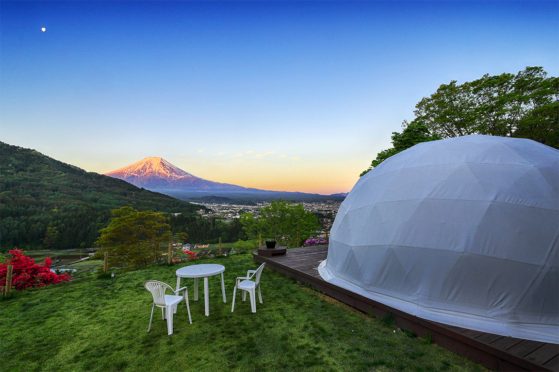 ドームテント「ラグジュアリー4ベッド」（全3張）は室内外から富士山を望めます。