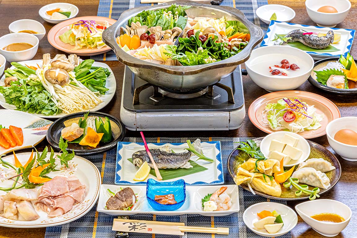 アンコウ鍋を囲む旅館食プラン