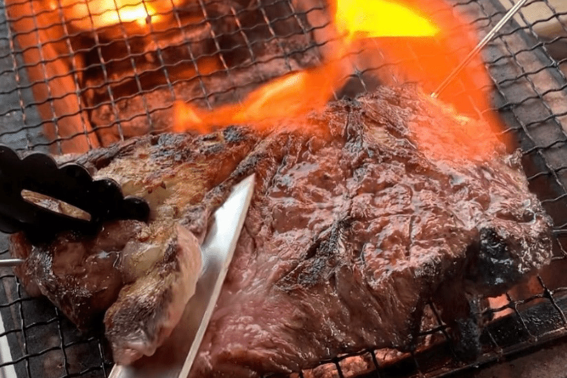 夕食づくりはぜひ薪割り火おこし体験から ～プライベート囲炉裏でたき火料理に挑戦～