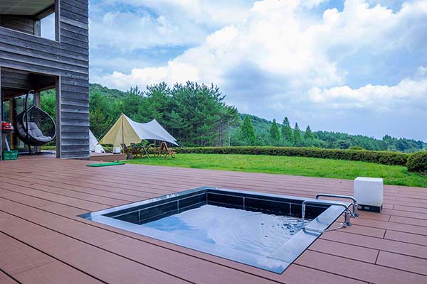 Outdoor bath