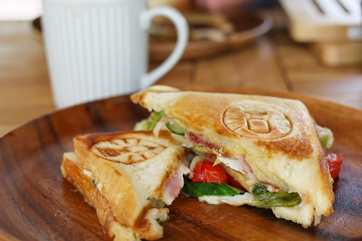 [Morning] Enjoy hot sandwiches in the sunlight filtering through the trees♪