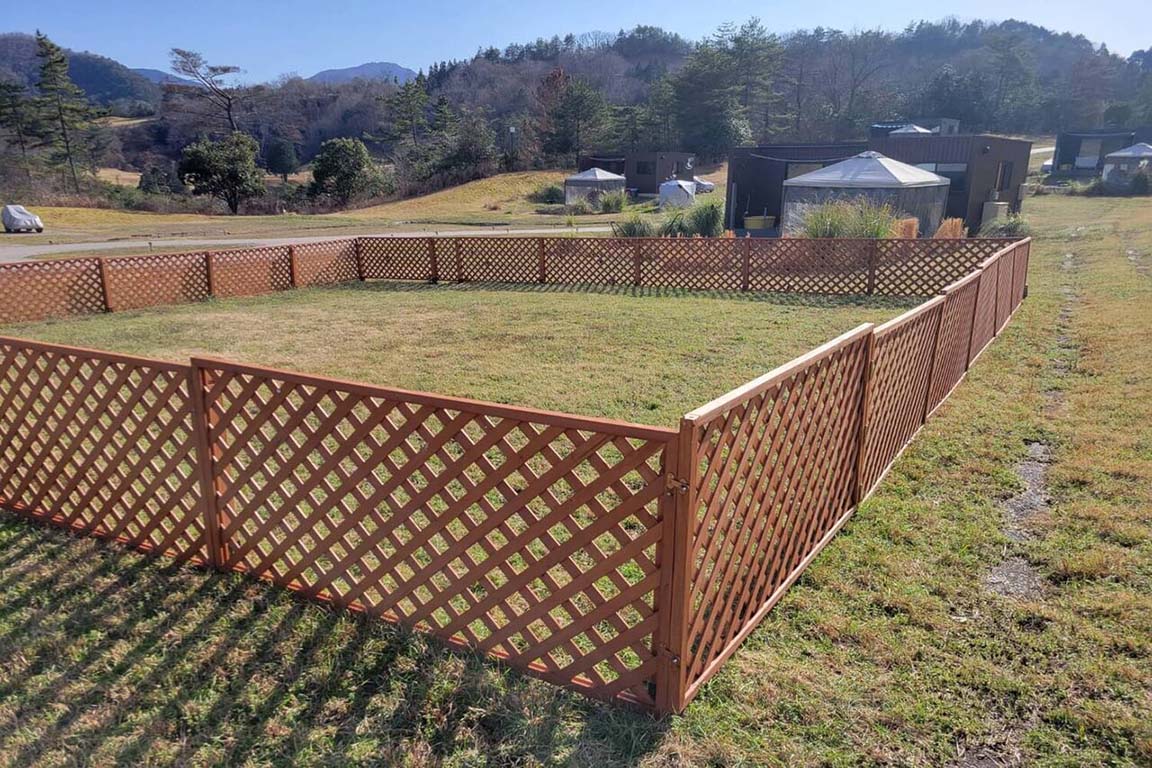 Cabin with dog run (small and medium-sized dogs OK)