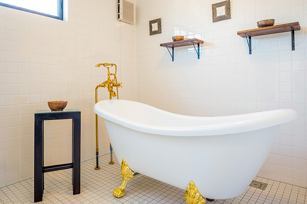 bathroom with claw foot bathtub