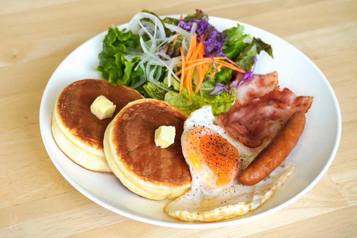 【朝食】ふわっと広がる甘さ、贅沢パンケーキセット(白バラコーヒー付き)