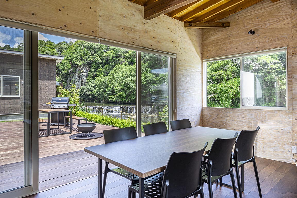 All-weather dining space