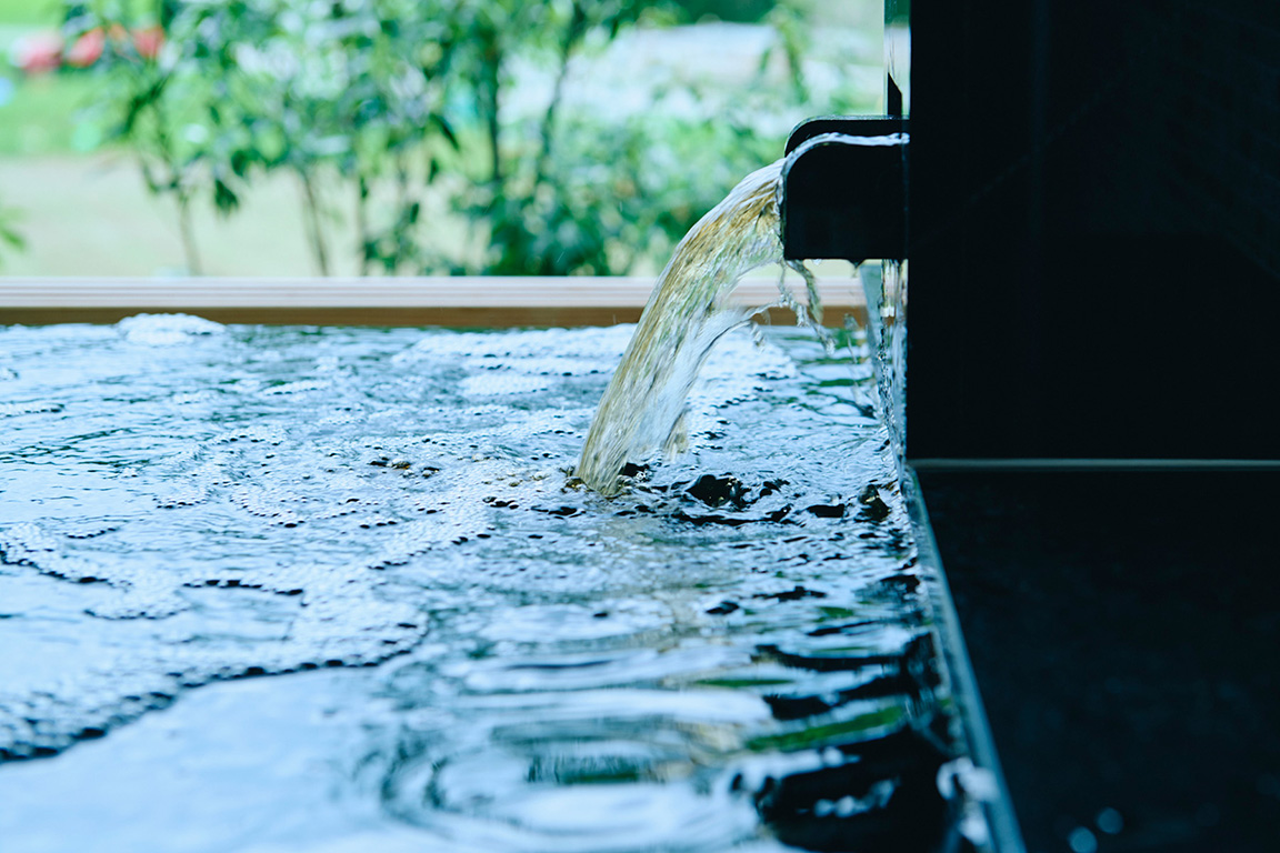 ぬめりがあり、保湿効果の高い黒湯をこころゆくまで