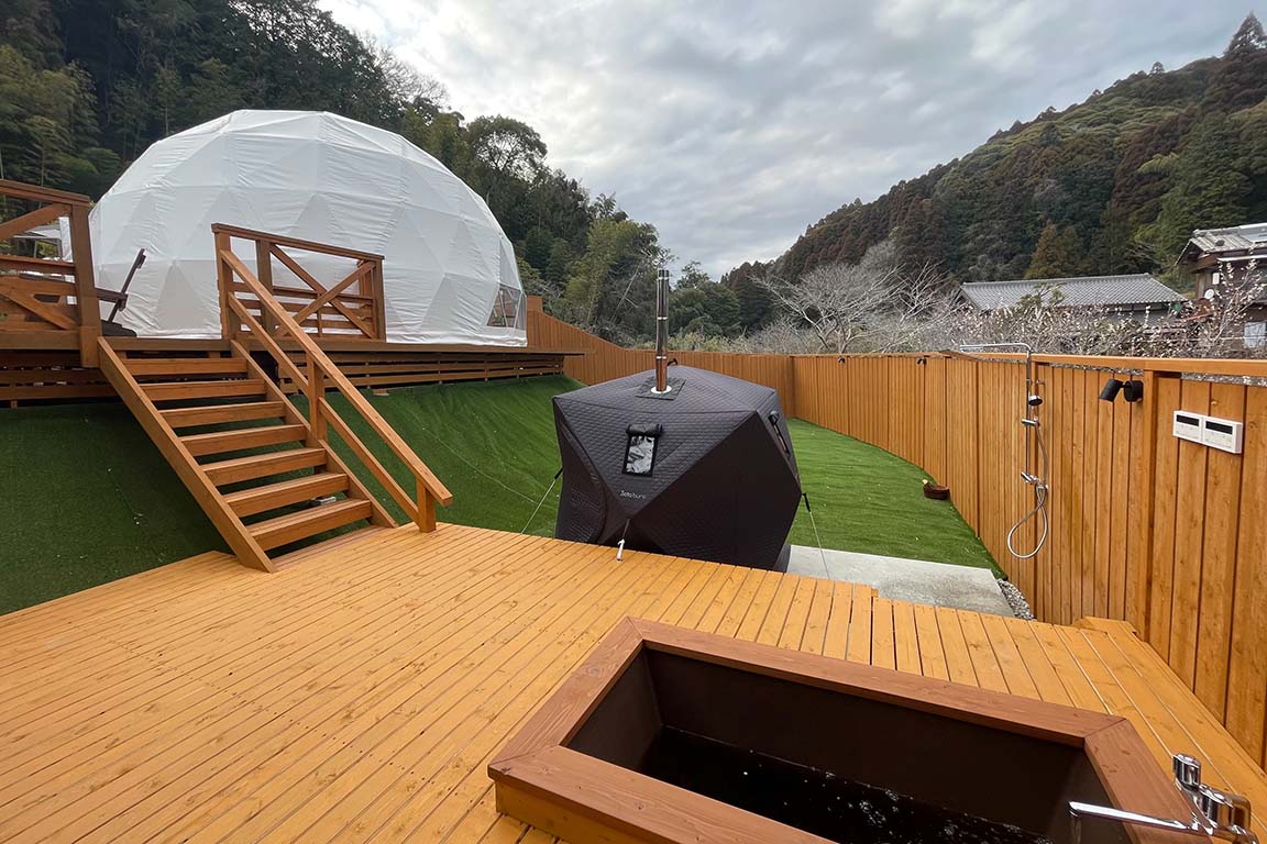 Dog dome tent with sauna