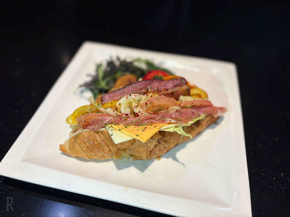 クロワッサンドの朝食