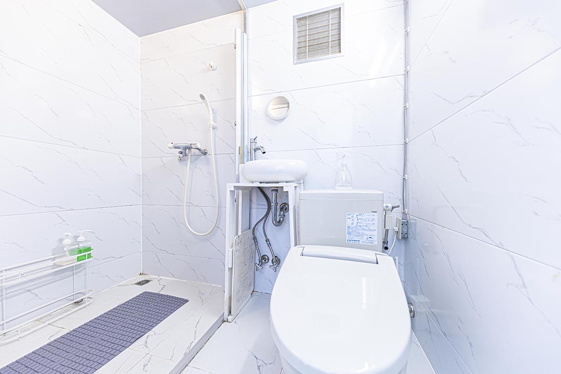 Separate toilet/shower booth