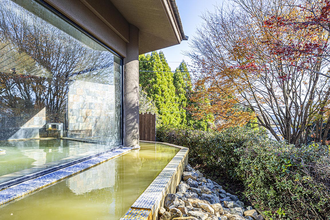 A hot spring bath where you can feel the seasons of Aso