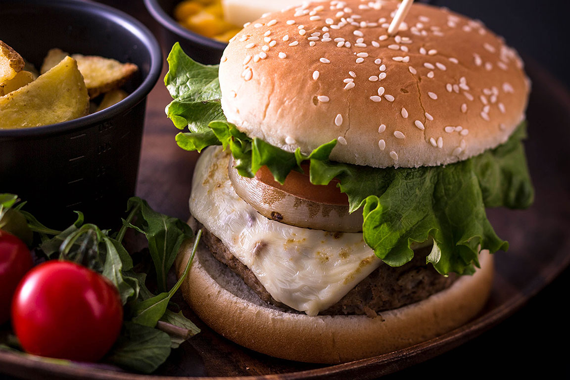 Breakfast ② Hamburger with patty and fresh vegetables