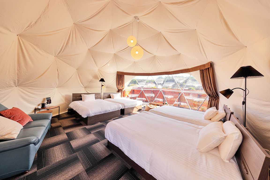 The inside of the dome is spacious. Fully equipped with air conditioning and heating, you can stay comfortably all year round.