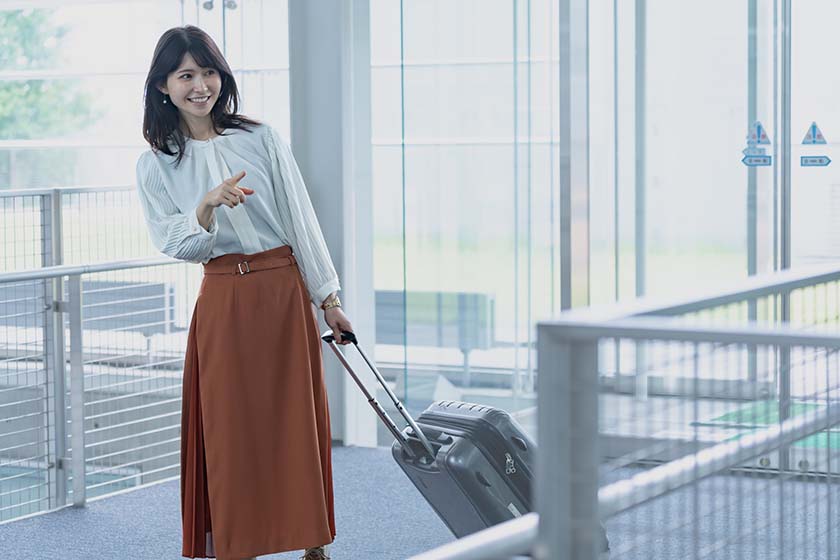 女性が旅行で指をさしている様子