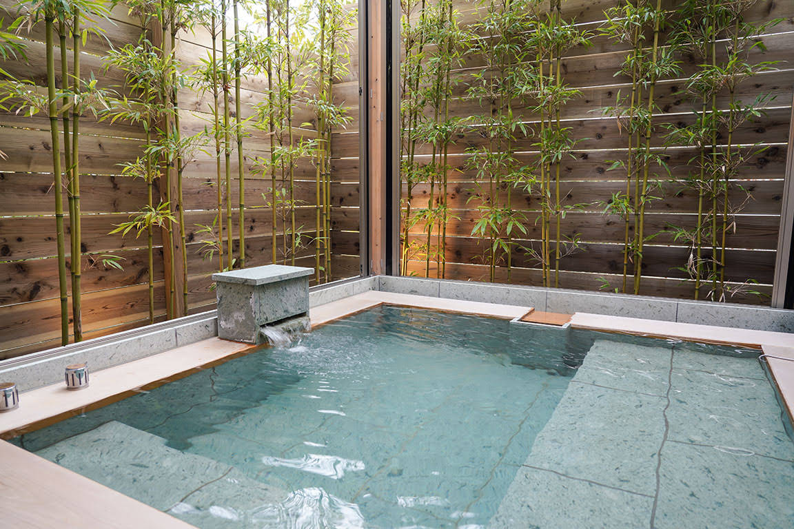 The Base Glamping Yugawara's large open-air bath
