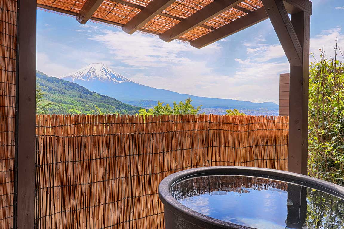 露天風呂から富士山を眺める