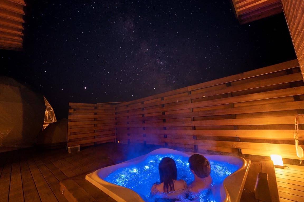 Enjoy an open-air bath while looking at the starry sky