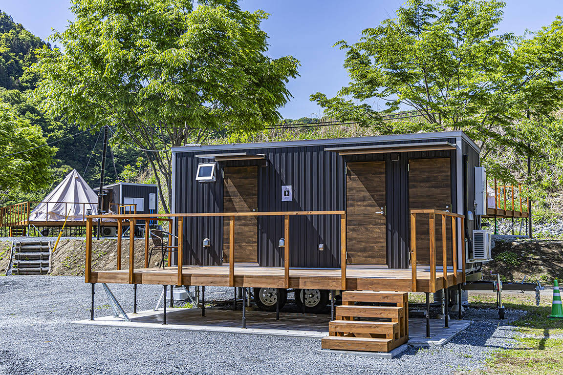 Toilet/shower building (for women)