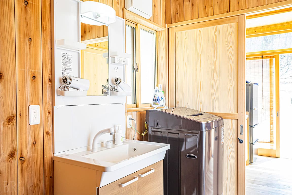 水槽和洗衣機（小屋內）