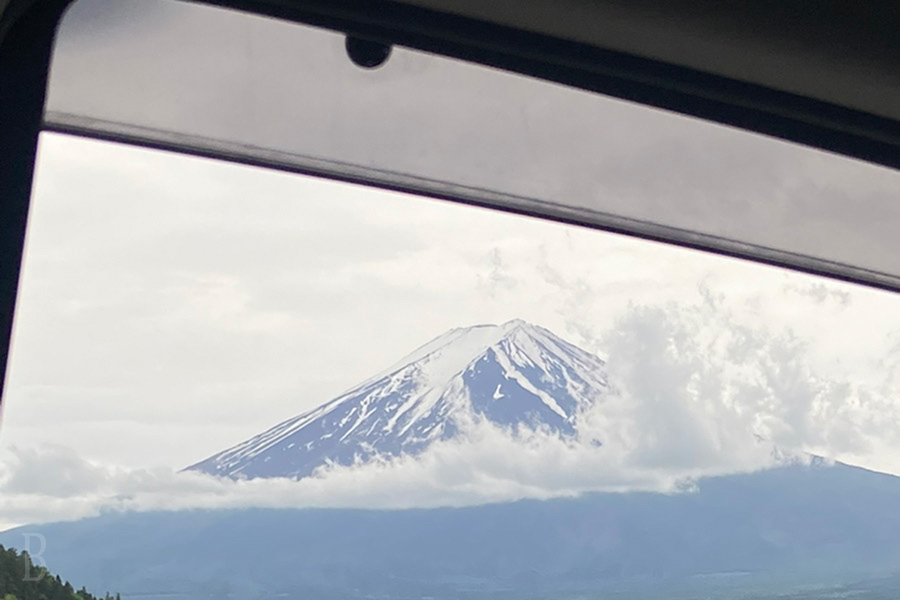 車から眺める富士山