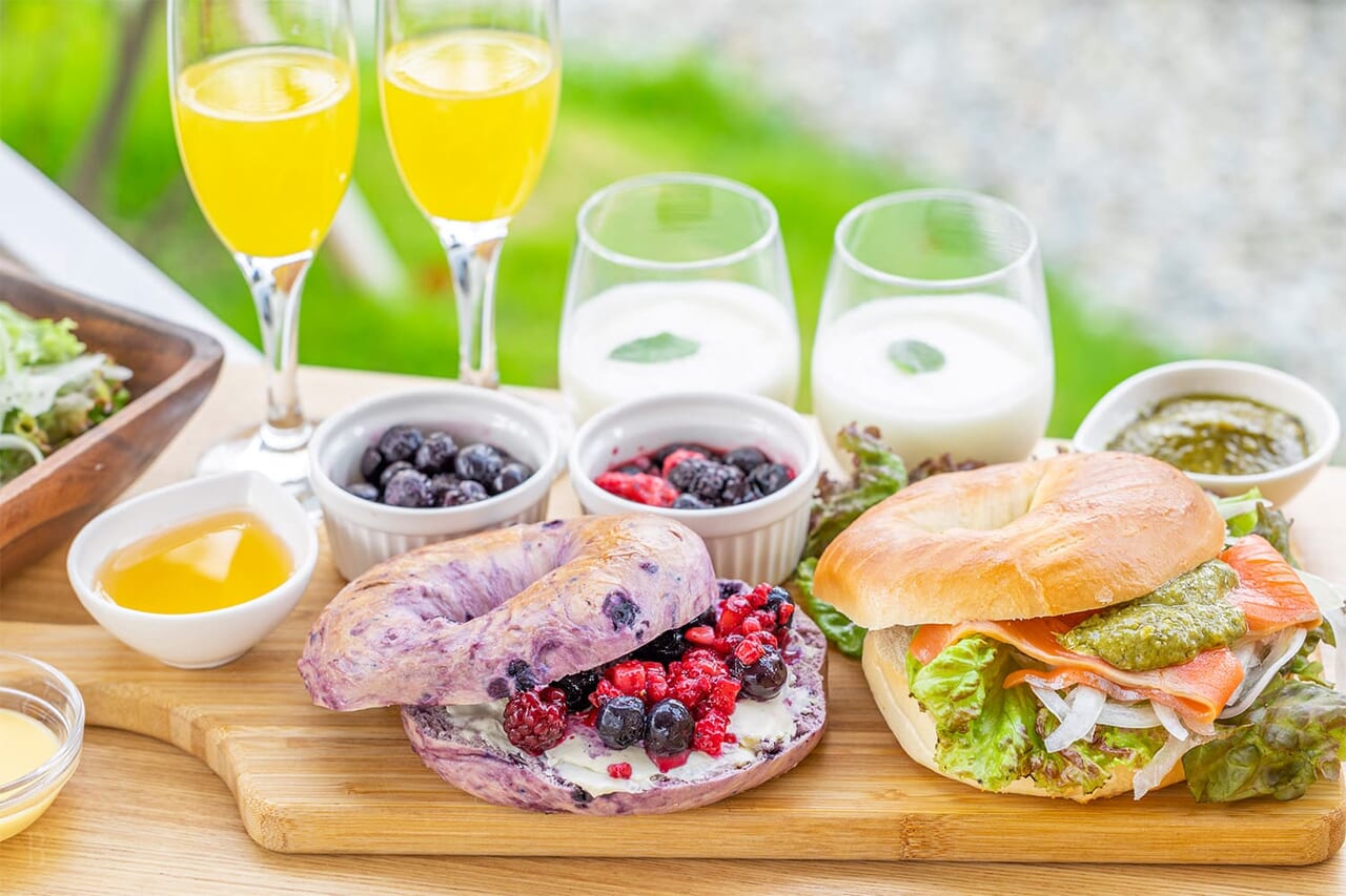 爽やかな朝を彩るベーグルサンドセット