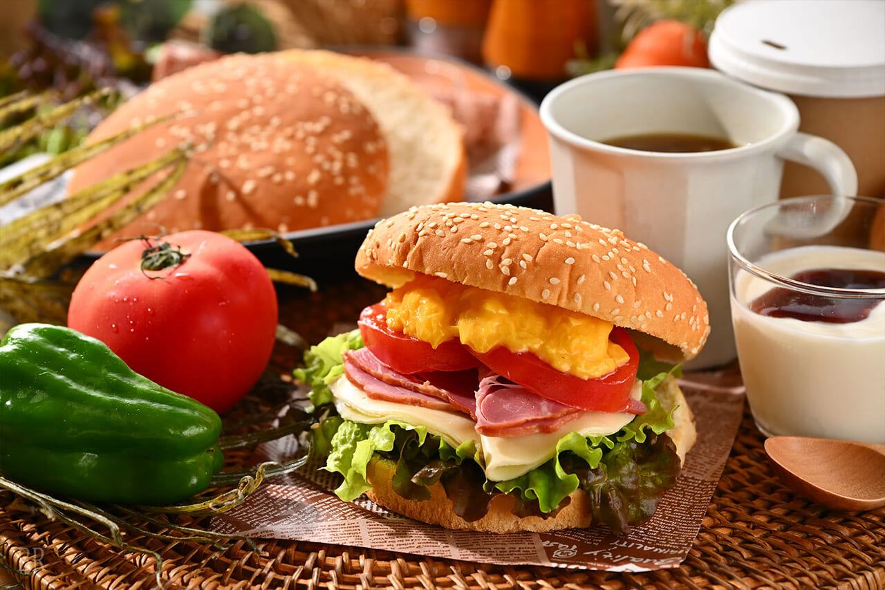 朝食：富士ヶ嶺豚とブリーチーズのモーニングバーガー