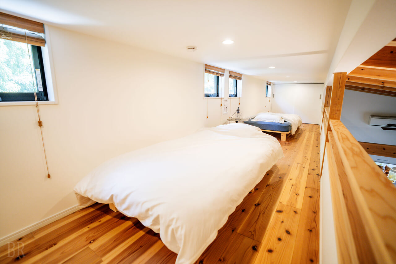 A spacious private house with a dog run