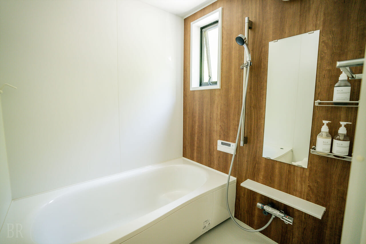 A neat and tidy bathroom