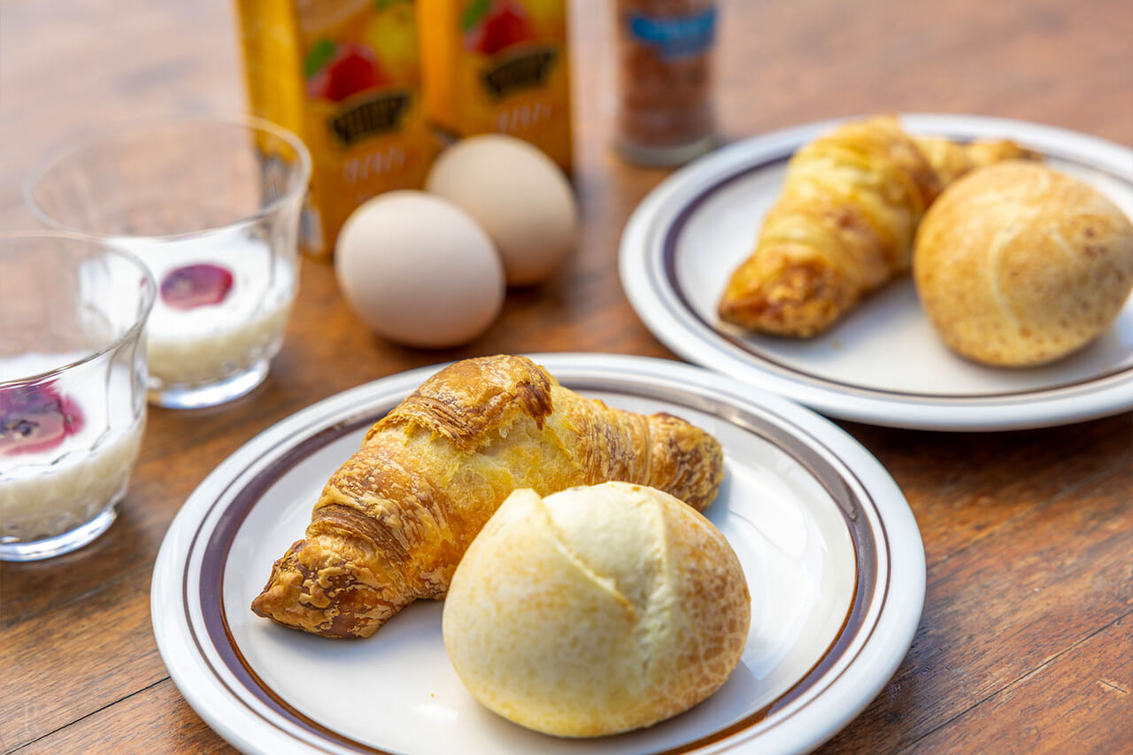 焼きたてパン朝食
