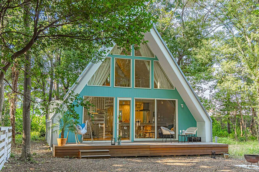 【茨城县】ALOHA GLAMPING RESORT SAKAI 的外观被树木环绕。