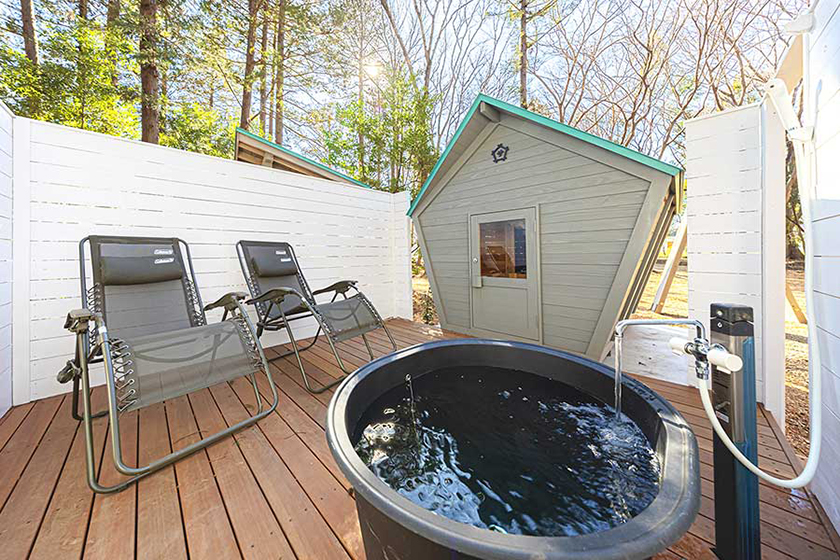 [茨城] ALOHA GLAMPING RESORT SAKAI 的室外桑拿房外观，您可以在这里享受自助桑拿和芳香疗法。