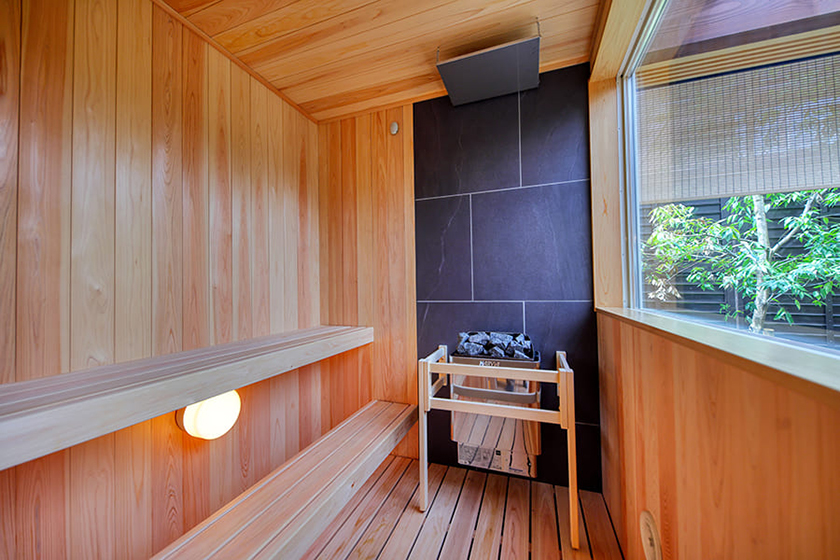 [山梨] AWAUMI 藤河口湖度假村：所有房间均设有私人桑拿房。