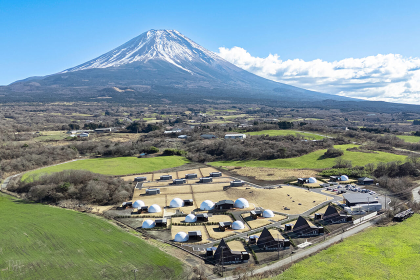 [山梨县] 富士山河口湖豪华露营地 B&V 的 23 个豪华露营单元的外部景观，可以看到富士山。