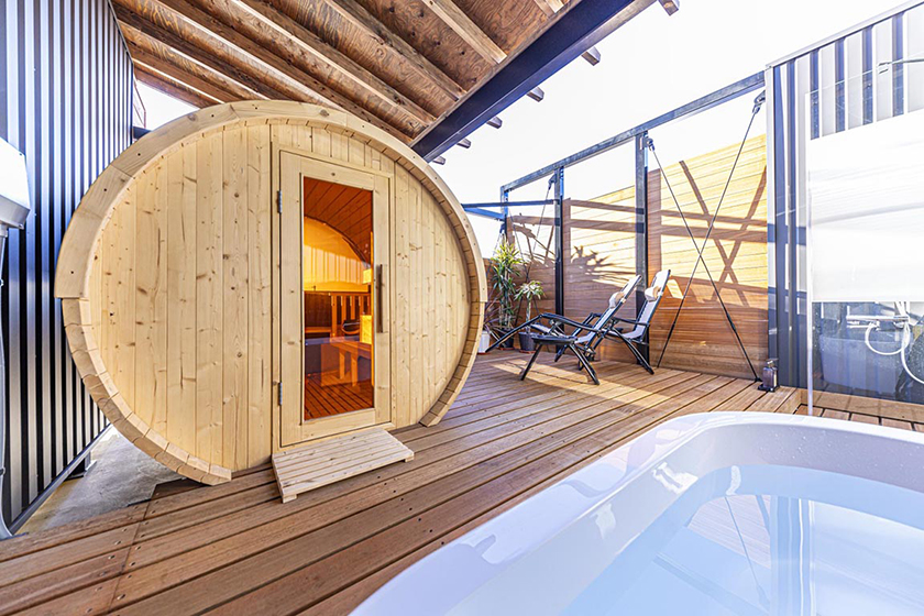 [群马] Glamping Hills Akagi 提供桶式桑拿，每天限 2 组客人使用。