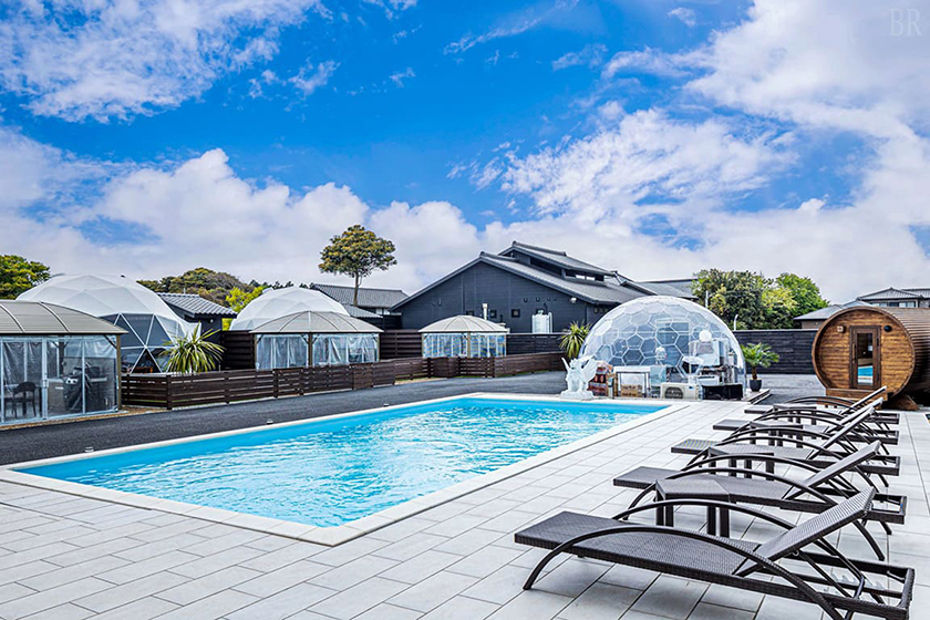 [茨城县] SISU（Sis）外观，设有游泳池和桶式桑拿房