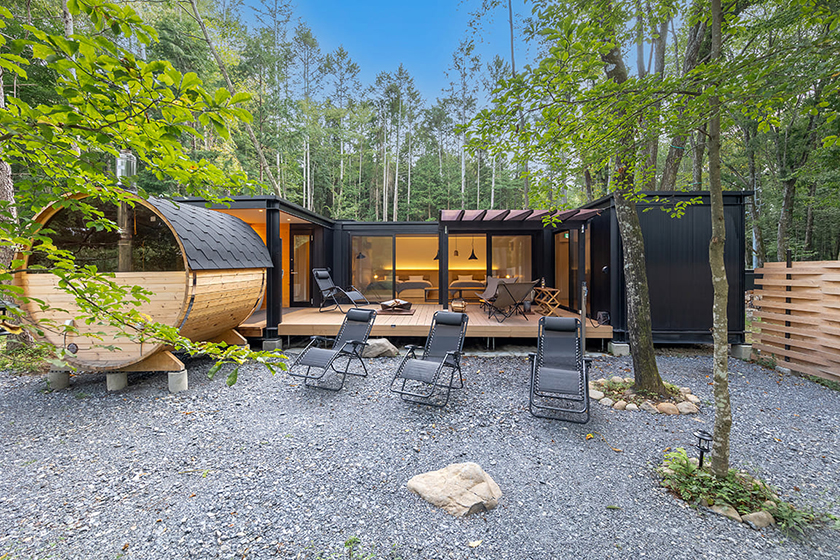 [长野] 八岳私人森林 NADA：外观展示了桶式桑拿房和户外休闲椅。