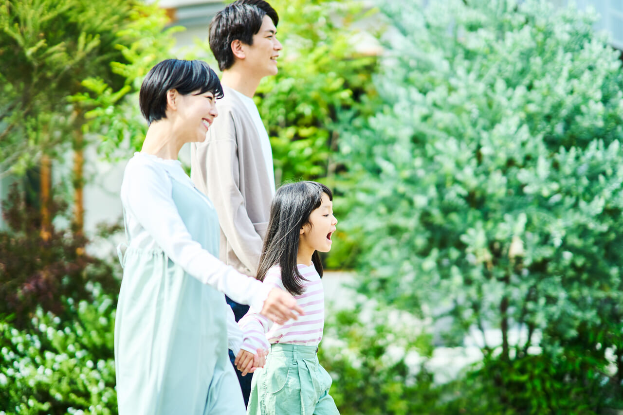 笑いながら歩く家族